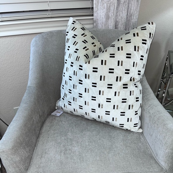 1-NWT CALDEIRA HAMMERSMITH DESIGN
VELVET DECORATIVE PILLOW - Picture 7 of 10